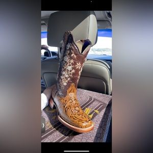 i’m selling my boots, 7 1/2 i’ve only wore them once since i got them .